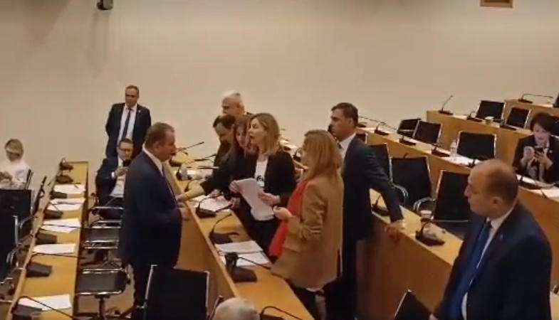 ანრი ოხანაშვილმა თეონა აქუბარდია და თინა ბოკუჩავა სხდომათა დარბაზიდან გააძევა, პაატა მანჯგალაძემ კი სხდომა პროტესტის ნიშნად დატოვა