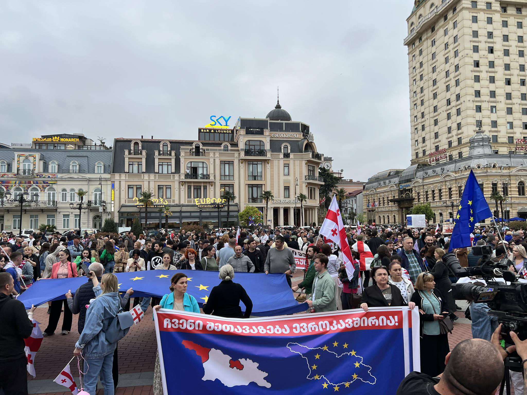 ბათუმში ევროპის მოედანზე აქცია - “კი ევროპას,  არა რუსულ კანონს“ დაიწყო