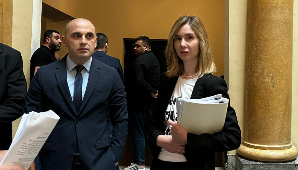 თინა ბოკუჩავას განცხადებით, პარლამენტში იურიდიულ საკითხთა კომიტეტის დაწყებისთანავე დღის წესრიგში საკომიტეტო მოსმენის გადადებას დააყენებენ