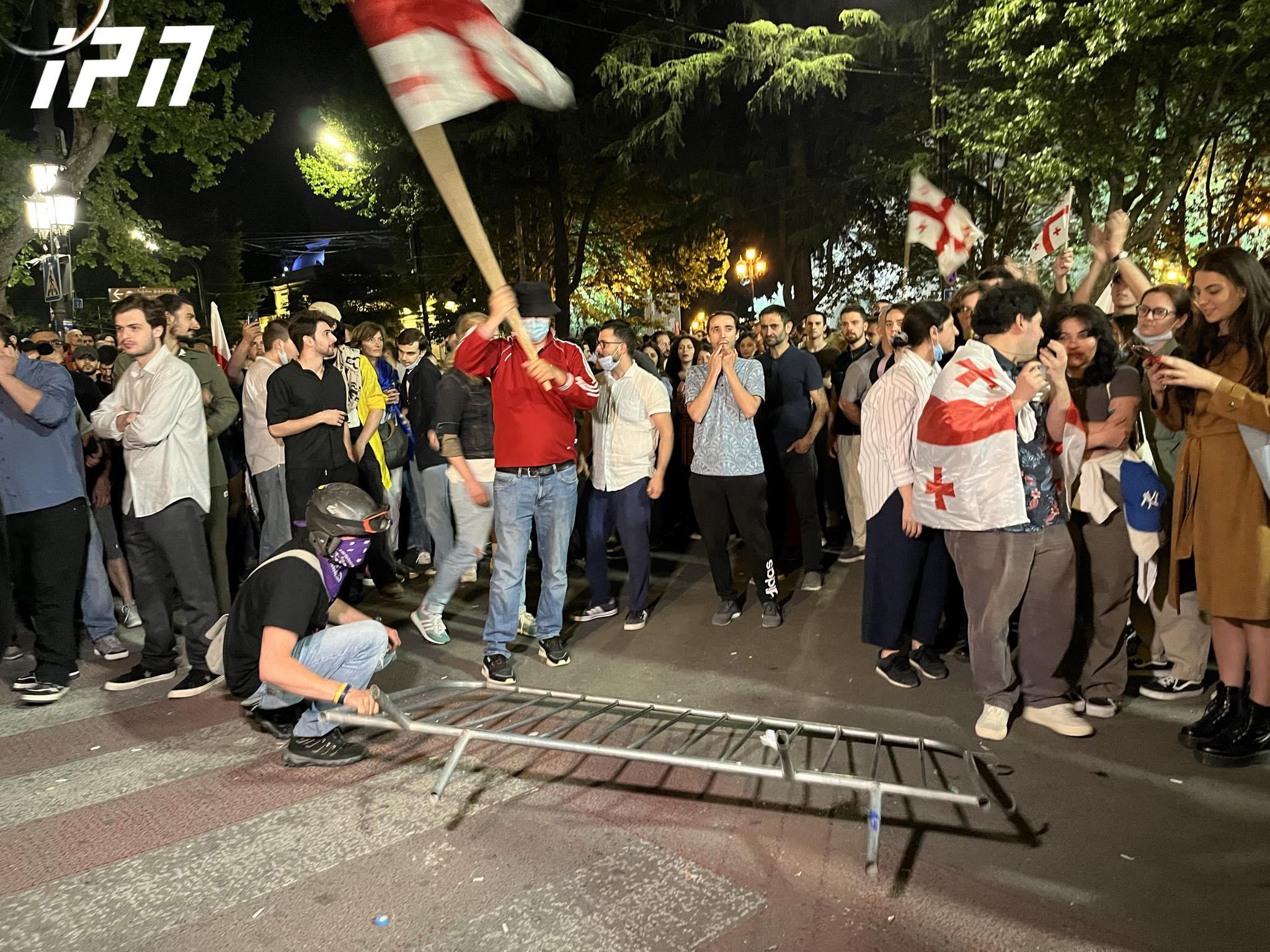 აქციის მონაწილეთა ერთმა ჯგუფმა პარლამენტთან განთავსებული რკინის ჯებირის გარღვევა სცადა, სამართალდამცავების მიმართულებით კი სხვადასხვა საგნები, მათ შორის წყლის ბოთლები ისროლა