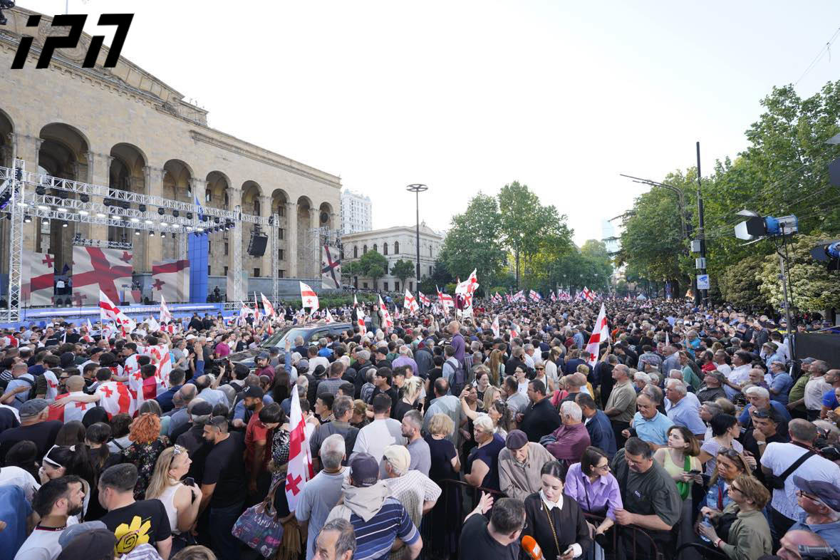 „ქართული ოცნების“ ორგანიზებულ „საყოველთაო სახალხო შეკრებაზე“ მოქალაქეები იკრიბებიან