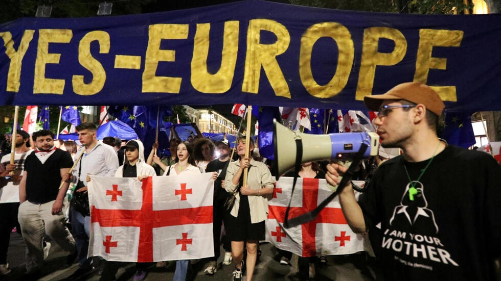 Reuters - საქართველოში „უცხოური აგენტების შესახებ“ კანონპროექტი ათასობით ადამიანმა გააპროტესტა