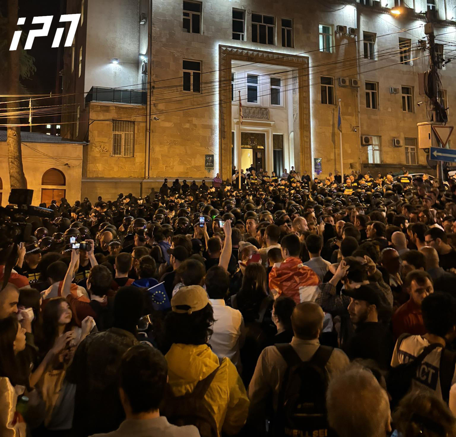 აქციის მონაწილეების ნაწილი მსვლელობით მთავრობის ადმინისტრაციისკენ მიემართება