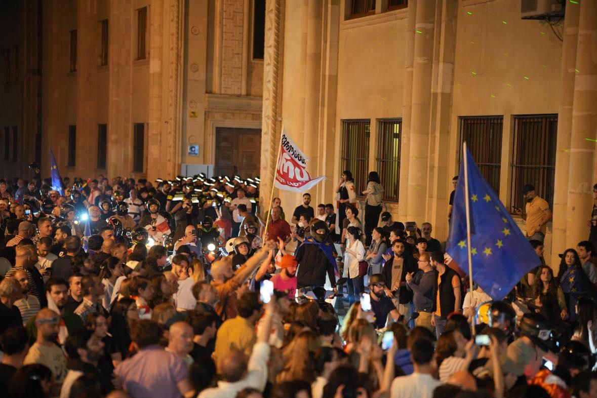 აქციის მონაწილეები, რომლებიც მთავრობის ადმინისტრაციასთან იმყოფებიან, კვლავ პარლამენტის შენობასთან დაბრუნდნენ