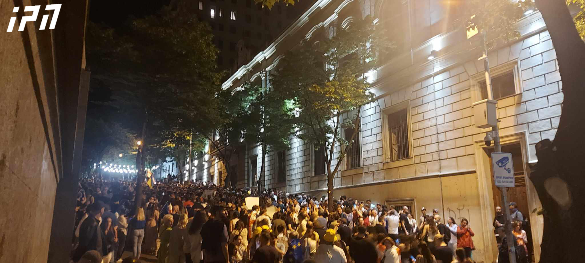 აქციის მონაწილეები ჩიტაძის და ჭიჭინაძის ქუჩის მხრიდან პარლამენტის შესასვლელებისკენ მსვლელობით მიემართებიან