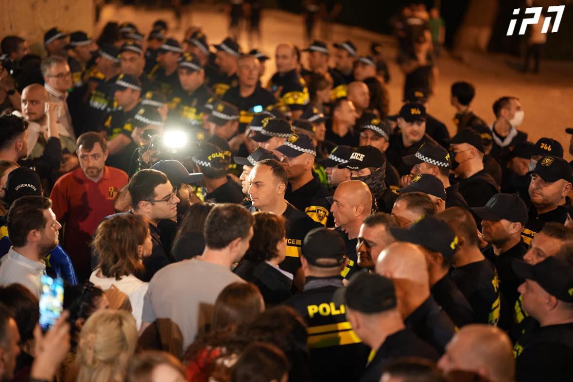 აქციის მონაწილეები „ქართული ოცნების“ დეპუტატების მისამართით, რომლებიც პარლამენტის შენობას ტოვებენ, სკანდირებენ: “რუსებო”, “მონებო”