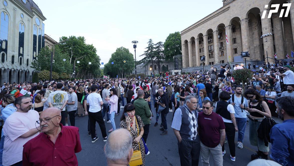 პარლამენტთან „უცხოური გავლენის გამჭვირვალობის შესახებ“ კანონპროექტის წინააღმდეგ აქცია მიმდინარეობს - გადაკეტილია რუსთაველის გამზირი