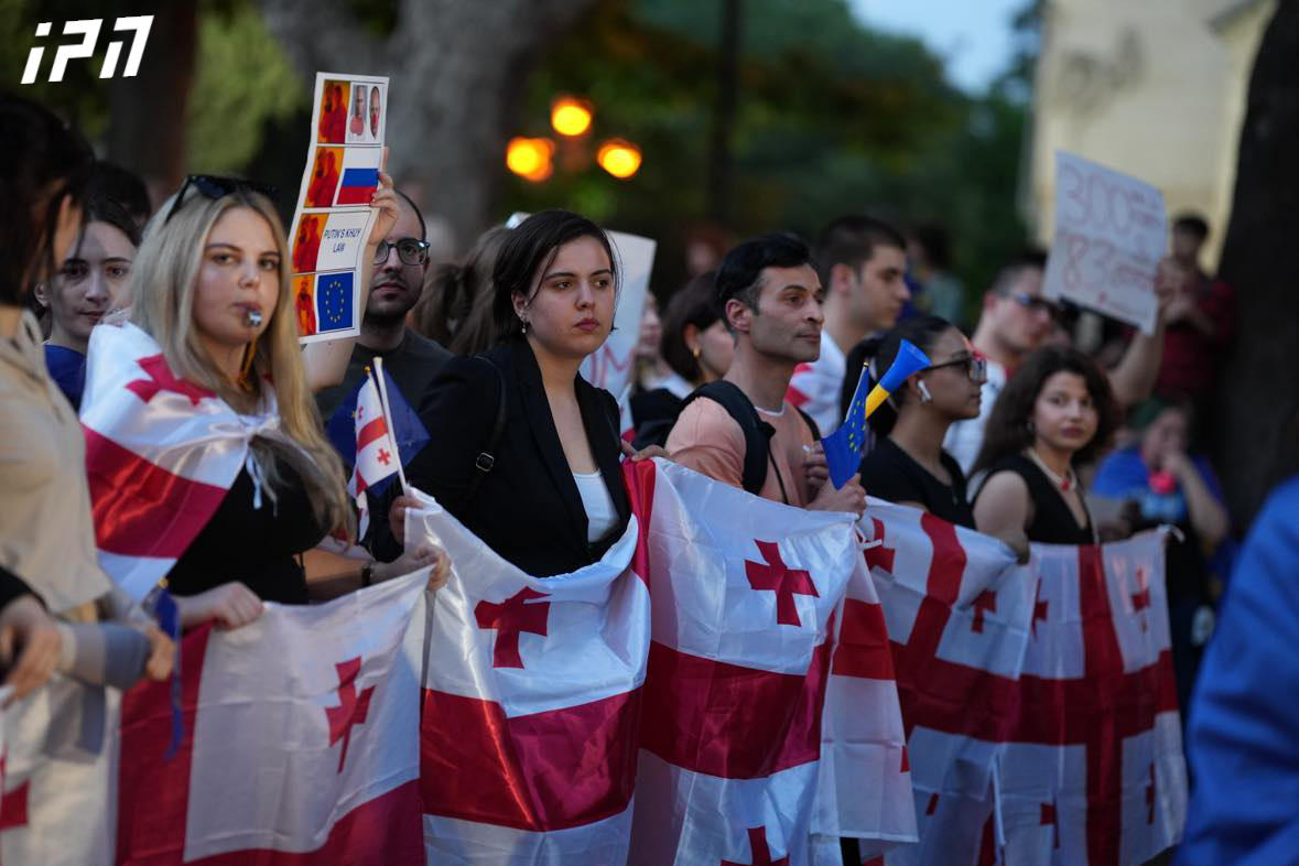 სტუდენტები, რომლებიც პარლამენტთან მიმდინარე აქციას მარშით შეუერთდნენ, პარლამენტის შენობას წრეს შემოარტყამენ - ისინი სკანდირებენ: “არა რუსულ კანონს!”
