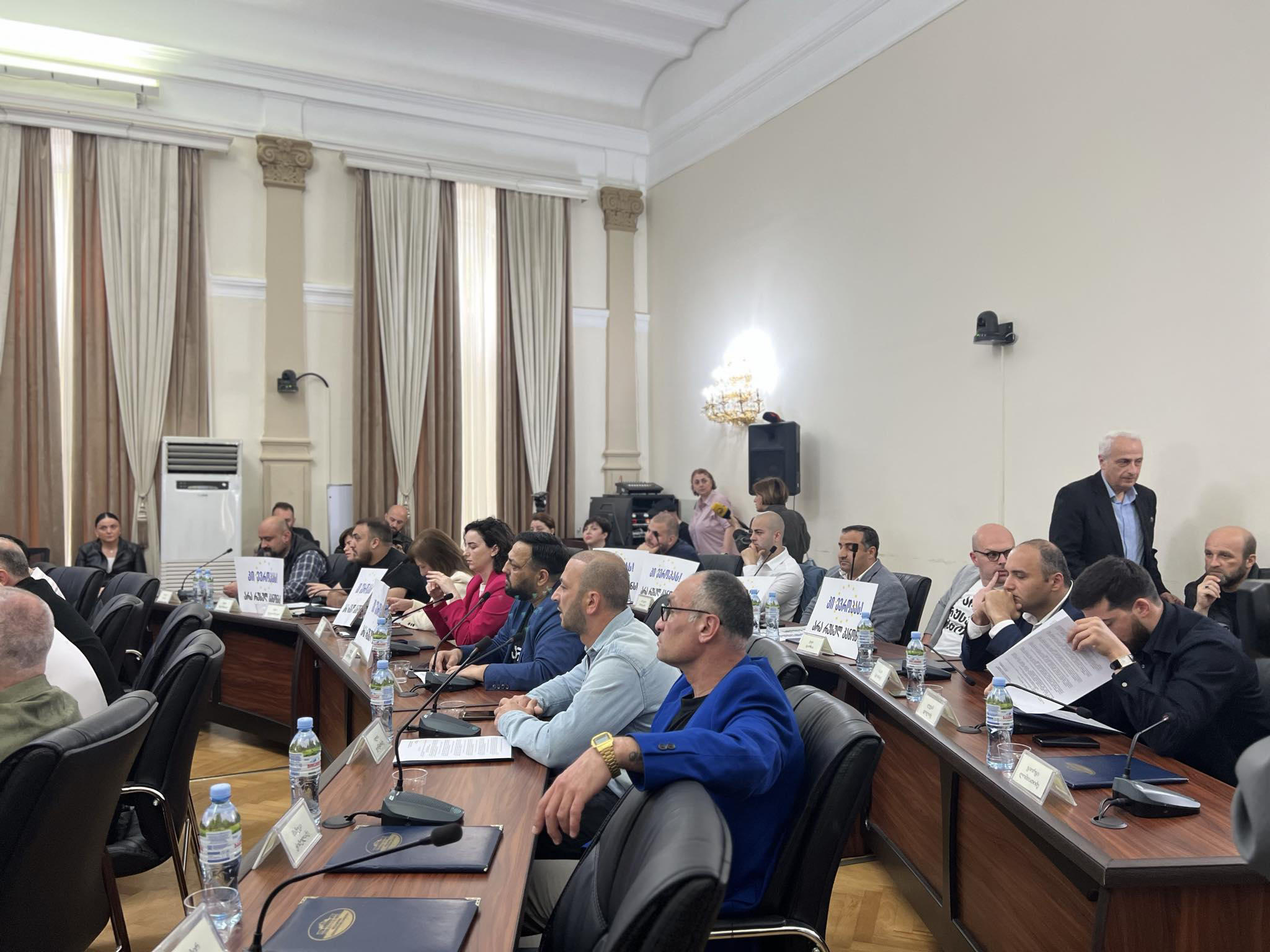 ბათუმის საკრებულოს სხდომაზე ხმაური იყო, ოპოზიციის წევრებმა სხდომა პროტესტის ნიშნად დატოვეს