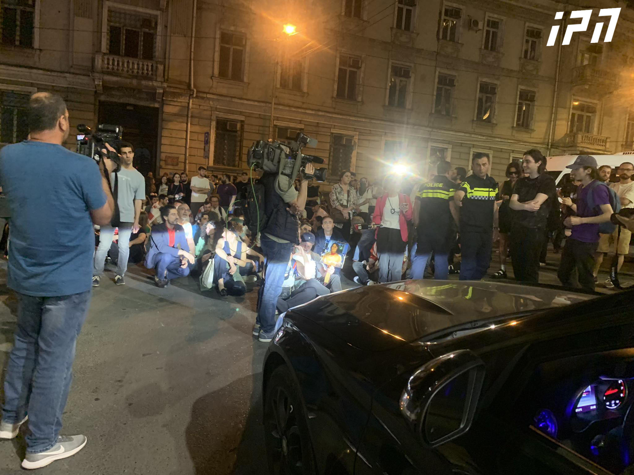 აქციის მონაწილეებმა მთავრობის ადმინისტრაციის მიმდებარედ ინგოროყვას ქუჩა გადაკეტეს - ადგილზე სამართალდამცველები არიან მობილიზებული