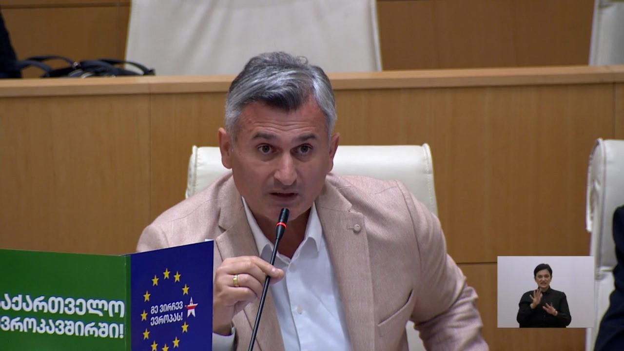 დავით კირკიტაძე „ოცნებას“ - ყალბი ტაში დინამიკებიდან იყო გუშინდელი ფარსის ყველაზე თვალსაჩინო რამ, რაც შემორჩება ჩვენი ქვეყნის პოლიტიკური აქციების ისტორიას