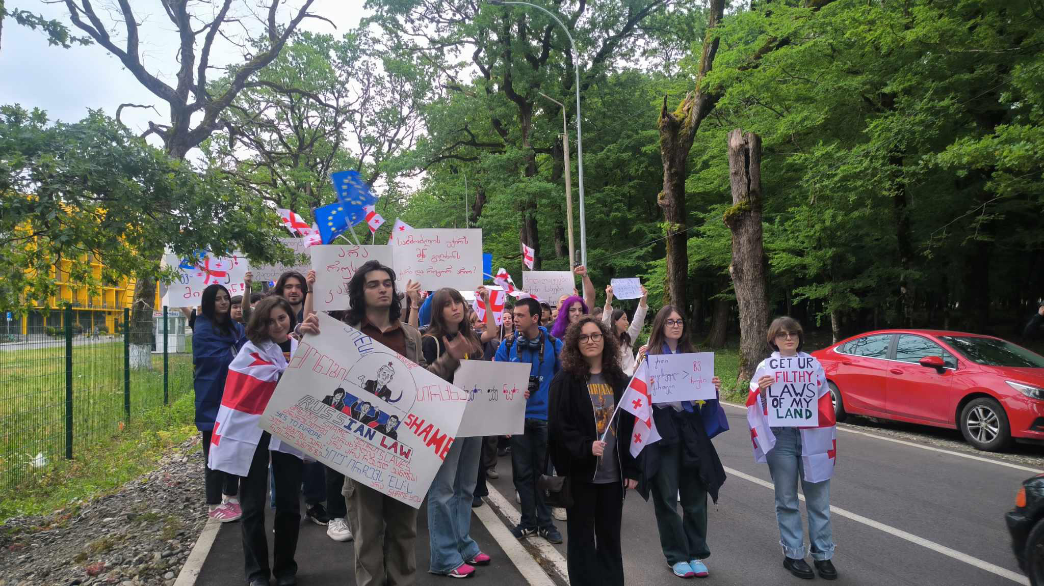 ქუთაისის საერთაშორისო უნივერსიტეტის სტუდენტები მსვლელობას - „არა რუსულ კანონს“ მართავენ