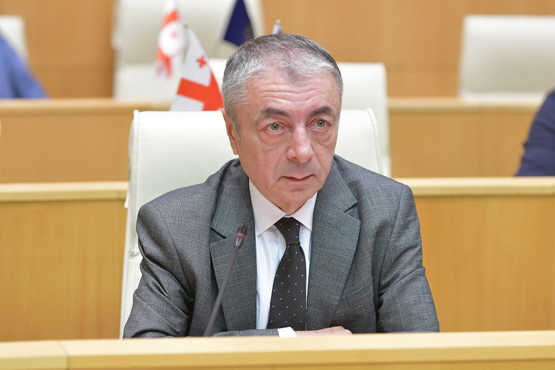 თენგიზ შარმანაშვილი - გაუგონარი რაღაც მოხდა! ჯარისკაცების წინაშე სტატუსით უმაღლესი მთავარსარდალი გამოვიდა და მიტინგი ჩაატარა! - რაც მახსენდება, ჯარისკაცებს პოლიტიკური მიტინგი ლენინგრადში ლენინმა ჩაუტარა