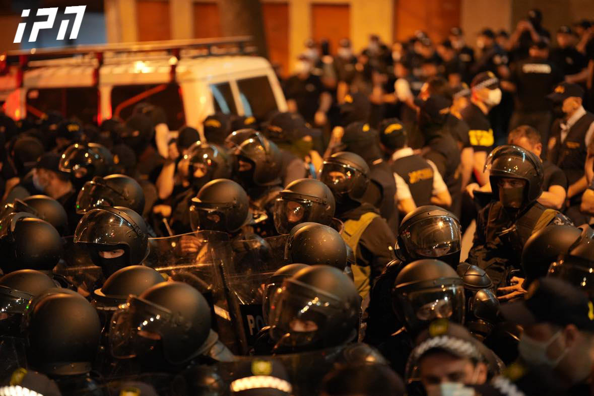 პარლამენტთან პოლიციამ ე.წ. წიწაკის სპრეი გამოიყენა - ამ დროისთვის საკანონმდებლო ორგანოს უკანა შესასვლელთან ვითარება დაძაბულია