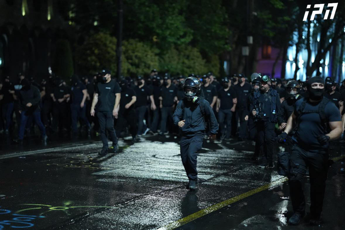 სპეცრაზმმა პარლამენტის ტერიტორია აქციის მონაწილეებისგან გაათავისუფლა, თუმცა მომიტინგეები რუსთაველის გამზირზე ისევ დაბრუნდნენ