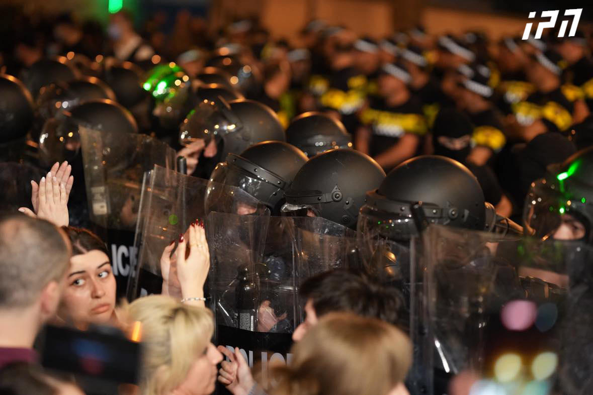 პარლამენტის გვერდითა შესასვლელთან სპეცრაზმი განლაგდა