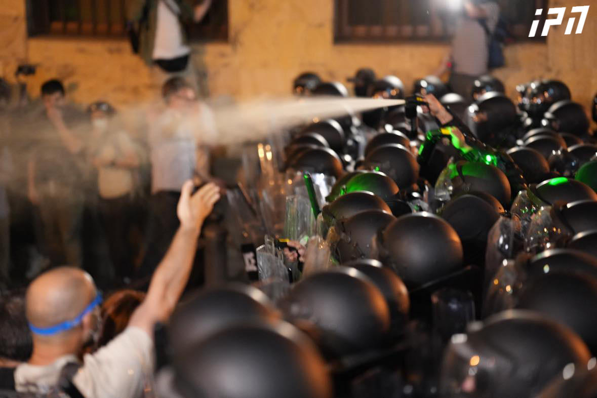 პარლამენტის უკანა შესასვლელთან პოლიციამ ე.წ. წიწაკის სპრეი კიდევ რამდენჯერმე გამოიყენა - ტერიტორიაზე ვითარება კვლავ დაძაბულია