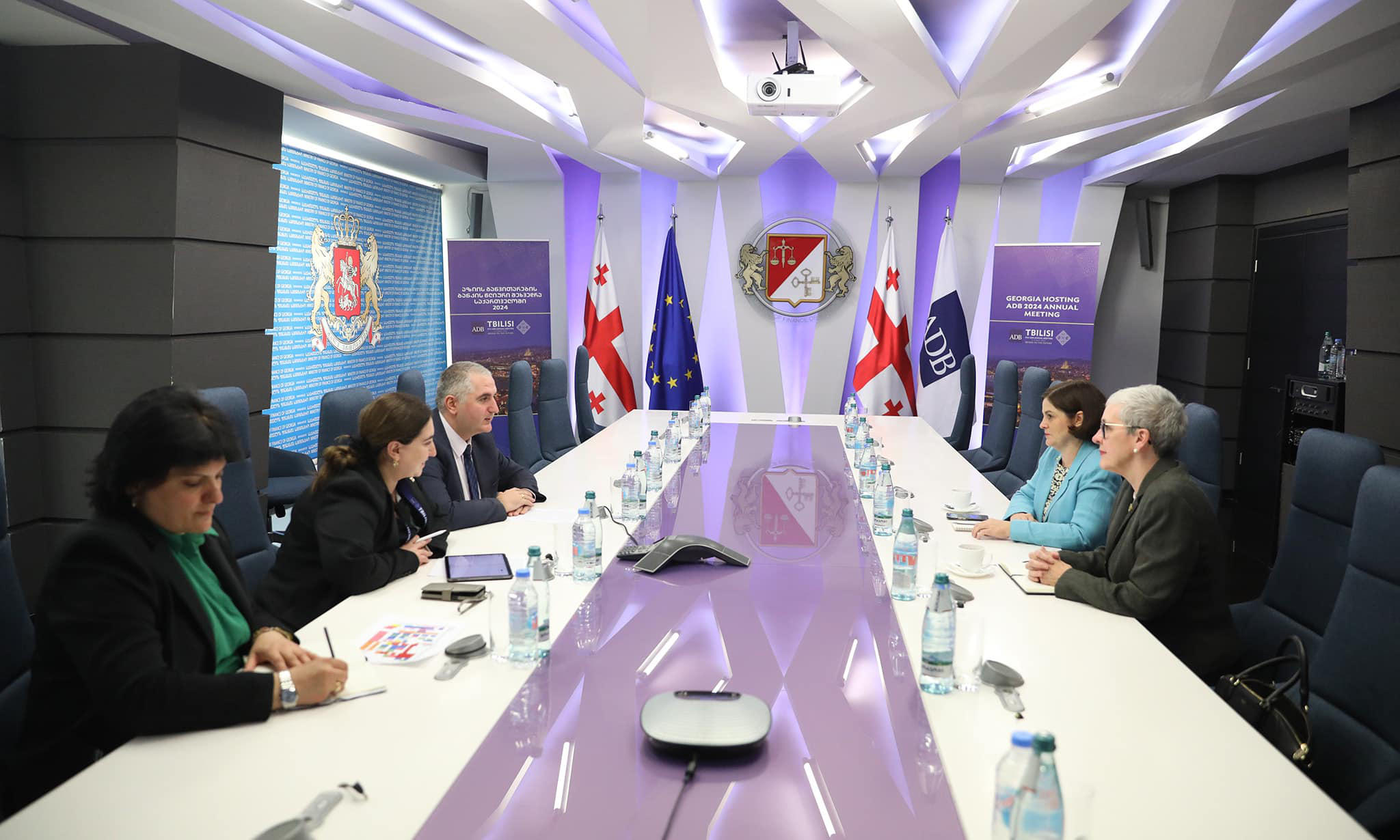 ფინანსთა მინისტრი ლაშა ხუციშვილი აზიის განვითარების ბანკის აღმასრულებელ დირექტორს შეხვდა