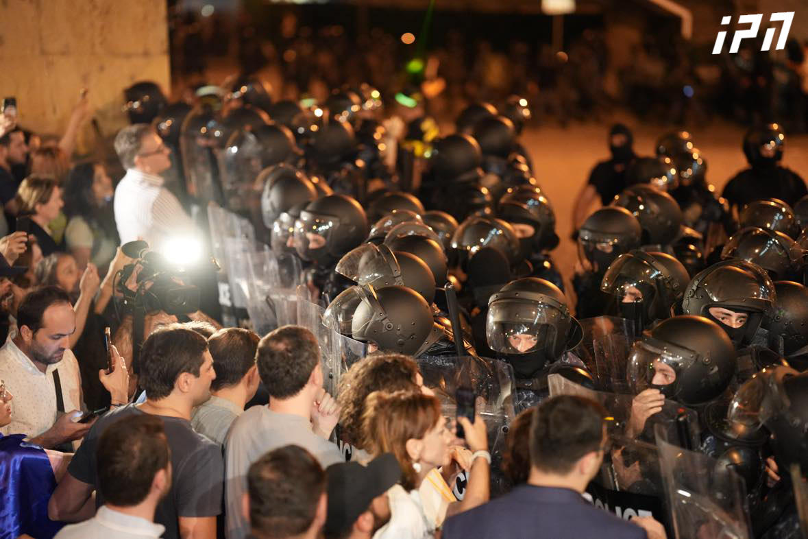 სამართალდამცავებმა რუსთაველის გამზირზე გუშინ გამართულ აქციაზე 63 პირი დააკავეს