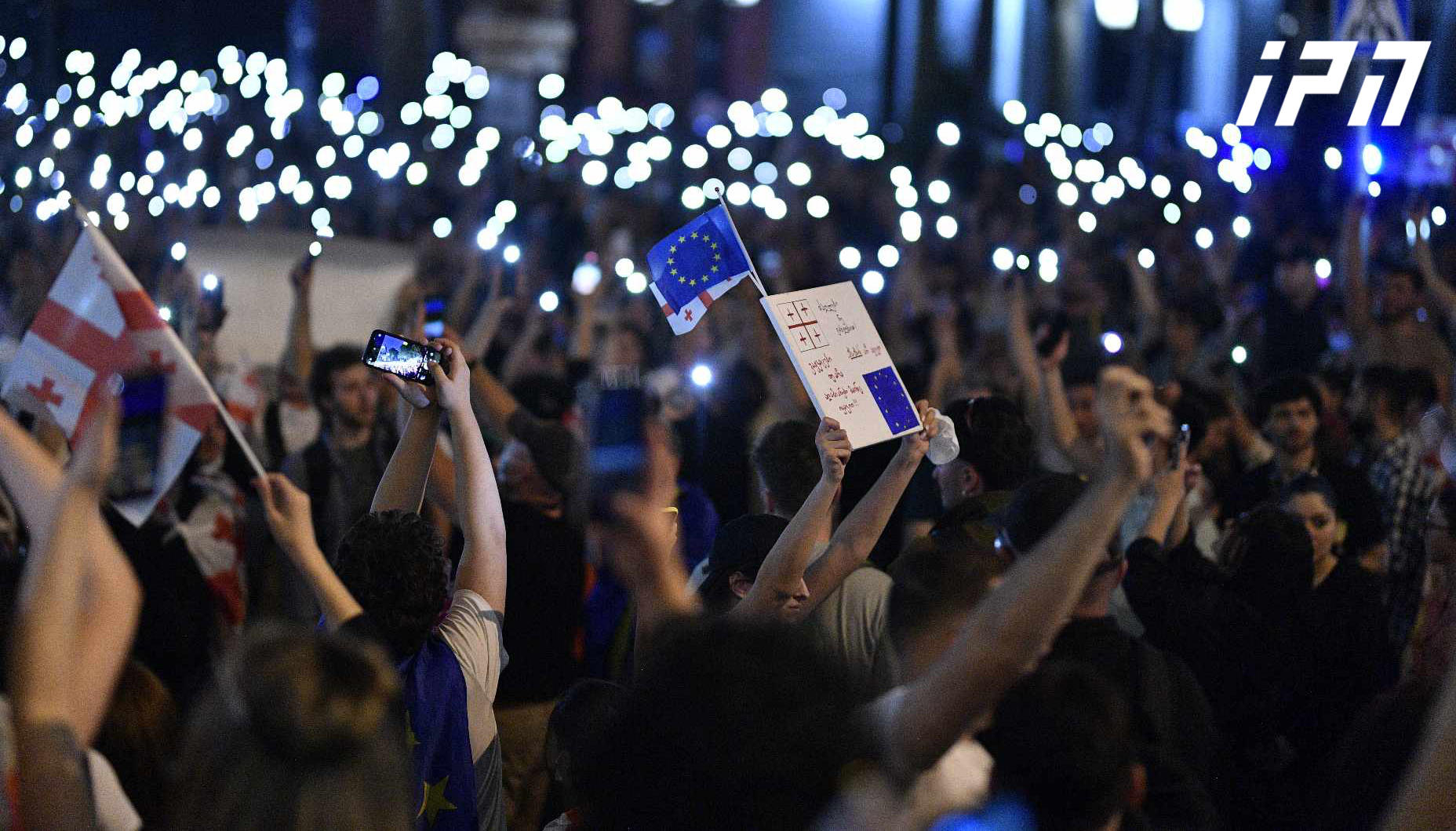 პარლამენტის მიერ კანონპროექტის მეორე მოსმენით მიღებას აქციის მონაწილეები შეძახილებით: „არა რუსულ კანონს“, „მონებო“ „რუსებო“ შეხვდნენ