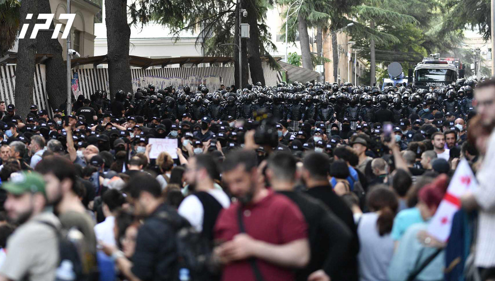 პარლამენტთან, 9 აპრილის ქუჩის მხარეს პოლიციის კორდონია განლაგებული, რომლის უკან სპეცდანიშნულების რაზმი და წყლის ჭავლის მანქანა დგას