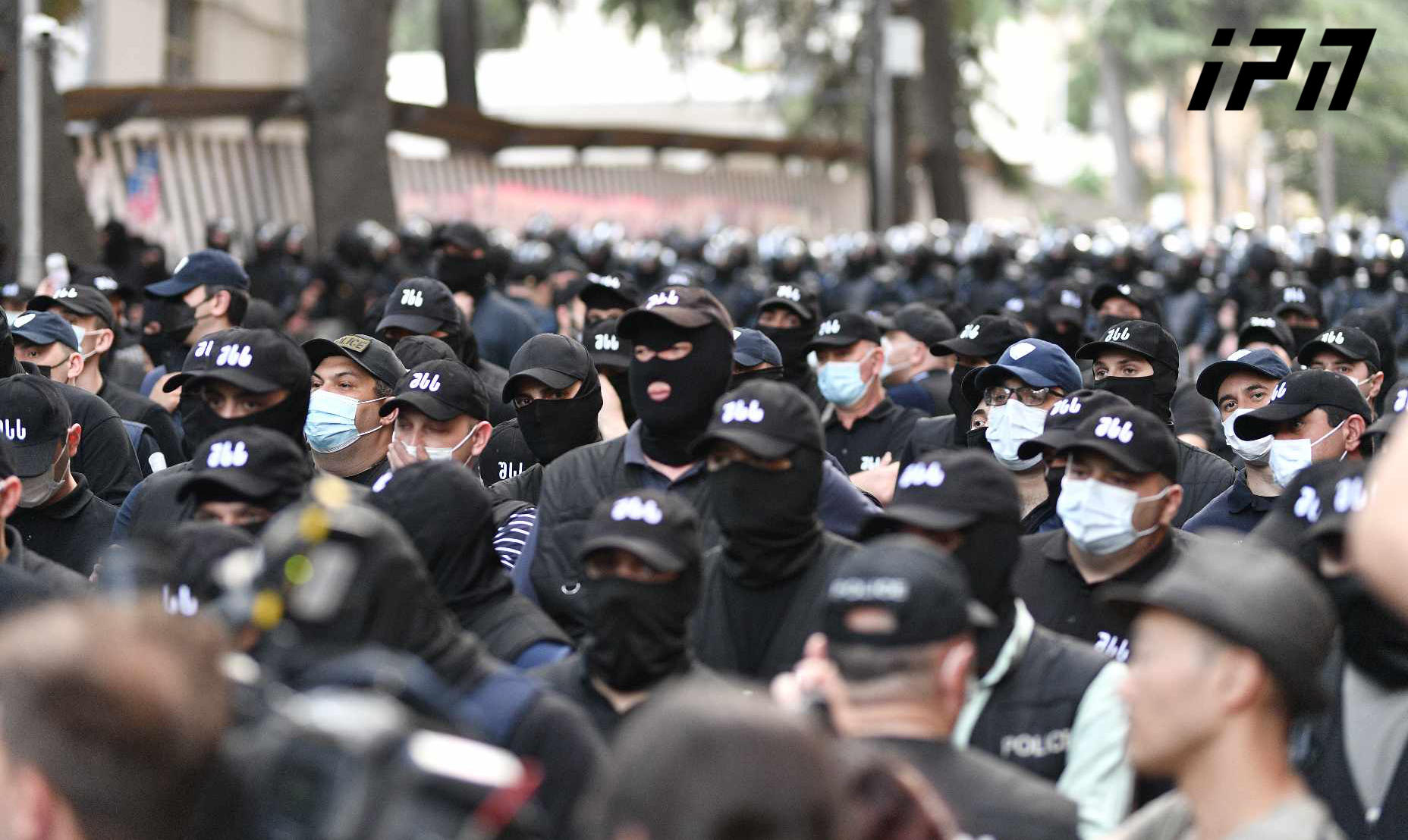 შსს - სამართალდამცველებმა უზრუნველყვეს დეპუტატების პარლამენტიდან უსაფრთხოდ გამოსვლა - ამ დროისთვის მიმდინარეობს პოლიციის კორდონების გაყვანა და აქციის მონაწილეებს შესაძლებლობა ექნებათ პროტესტი გამოხატონ მათთვის სასურველ ადგილზე