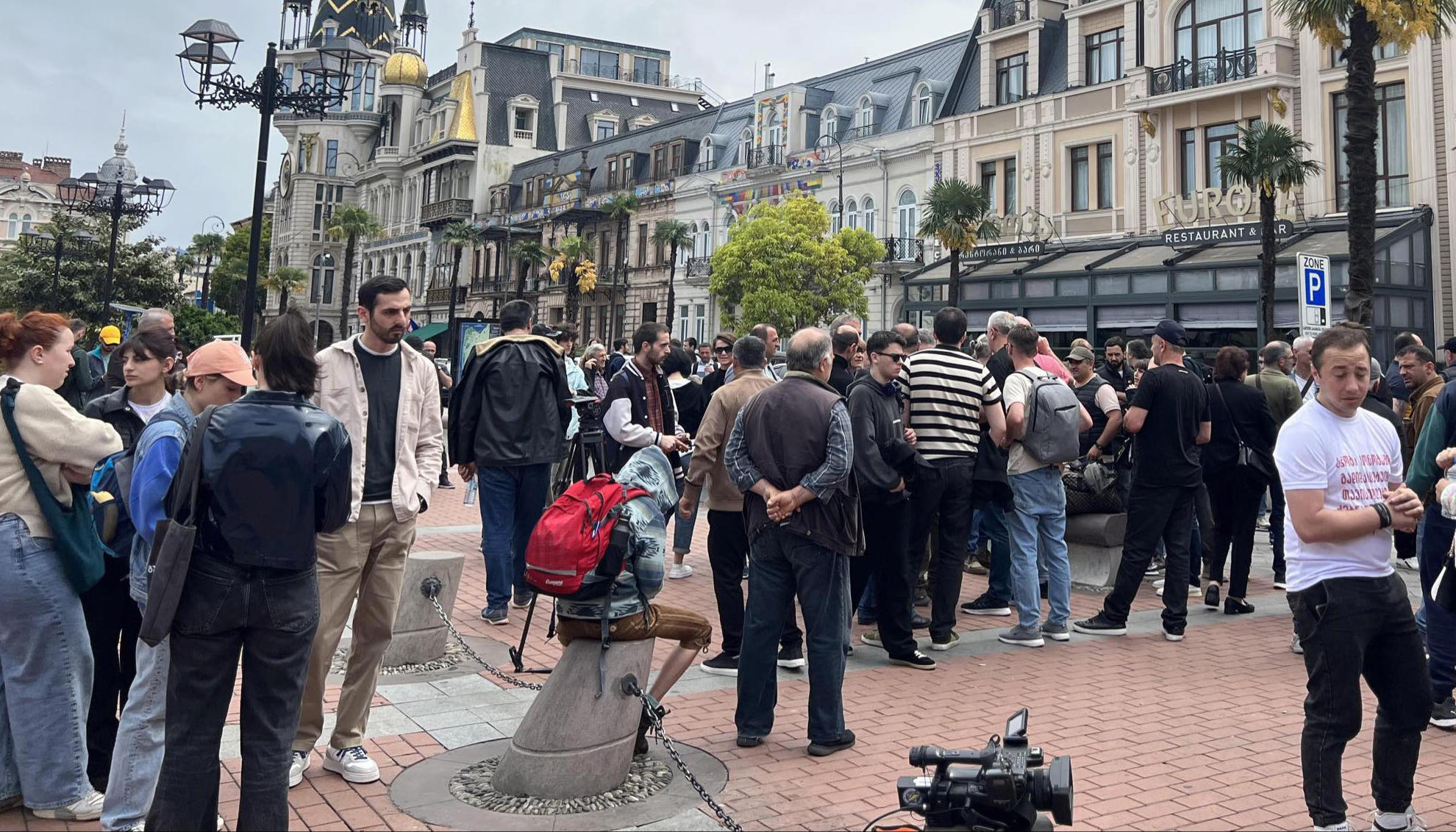 „ევროპის მოედნიდან ევროპული მარშით თბილისში“ - ამ ლოზუნგით ბათუმში ოპოზიციური პარტიების წევრები, არასამთავრობო ორგანიზაციების წარმომადგენლები და რიგითი მოქალაქეები იკრიბებიან