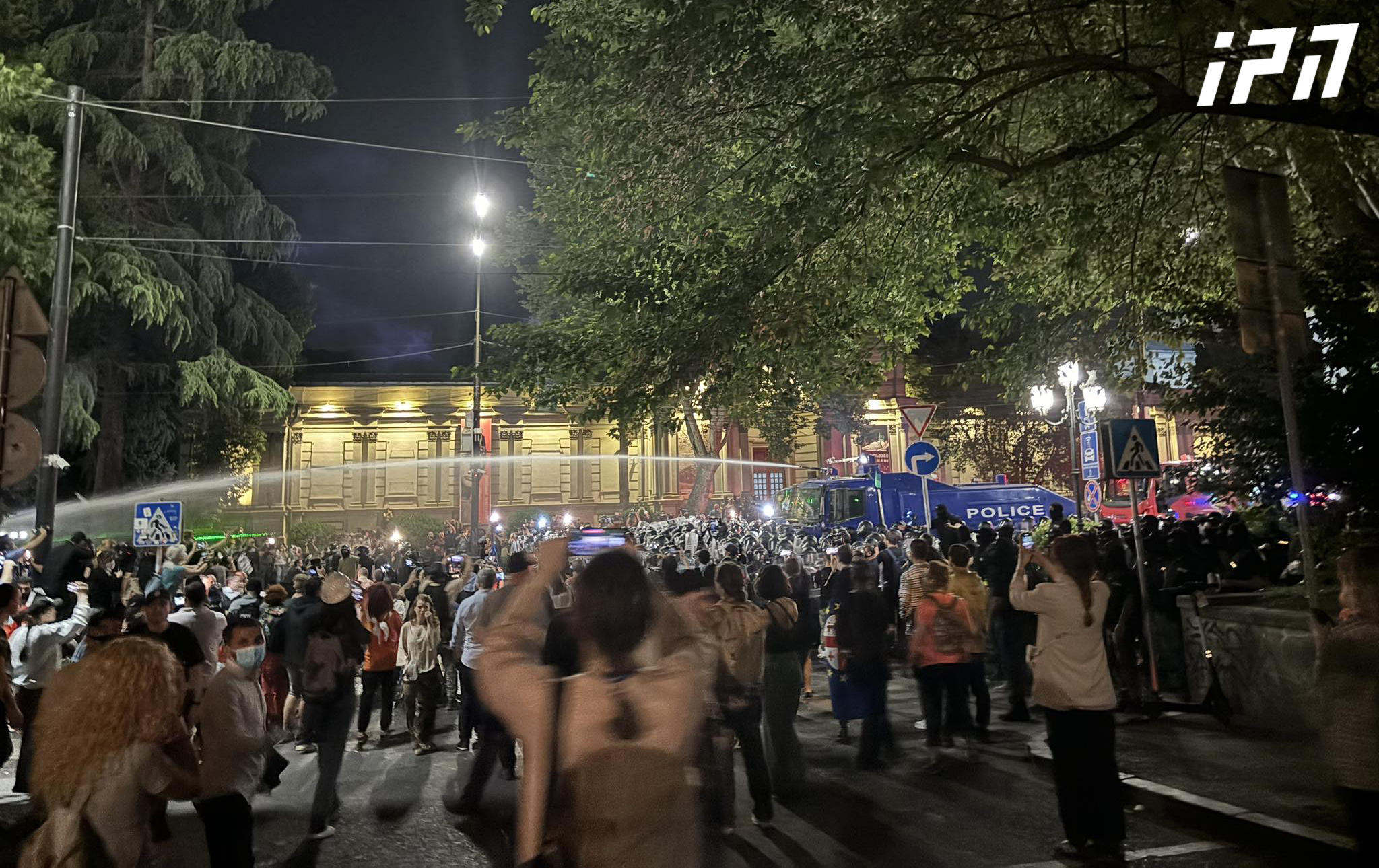 აქციის დასაშლელად წყლის ჭავლი კიდევ ერთხელ გამოიყენეს - ისევ გაუშვეს ცრემლსადენი გაზი