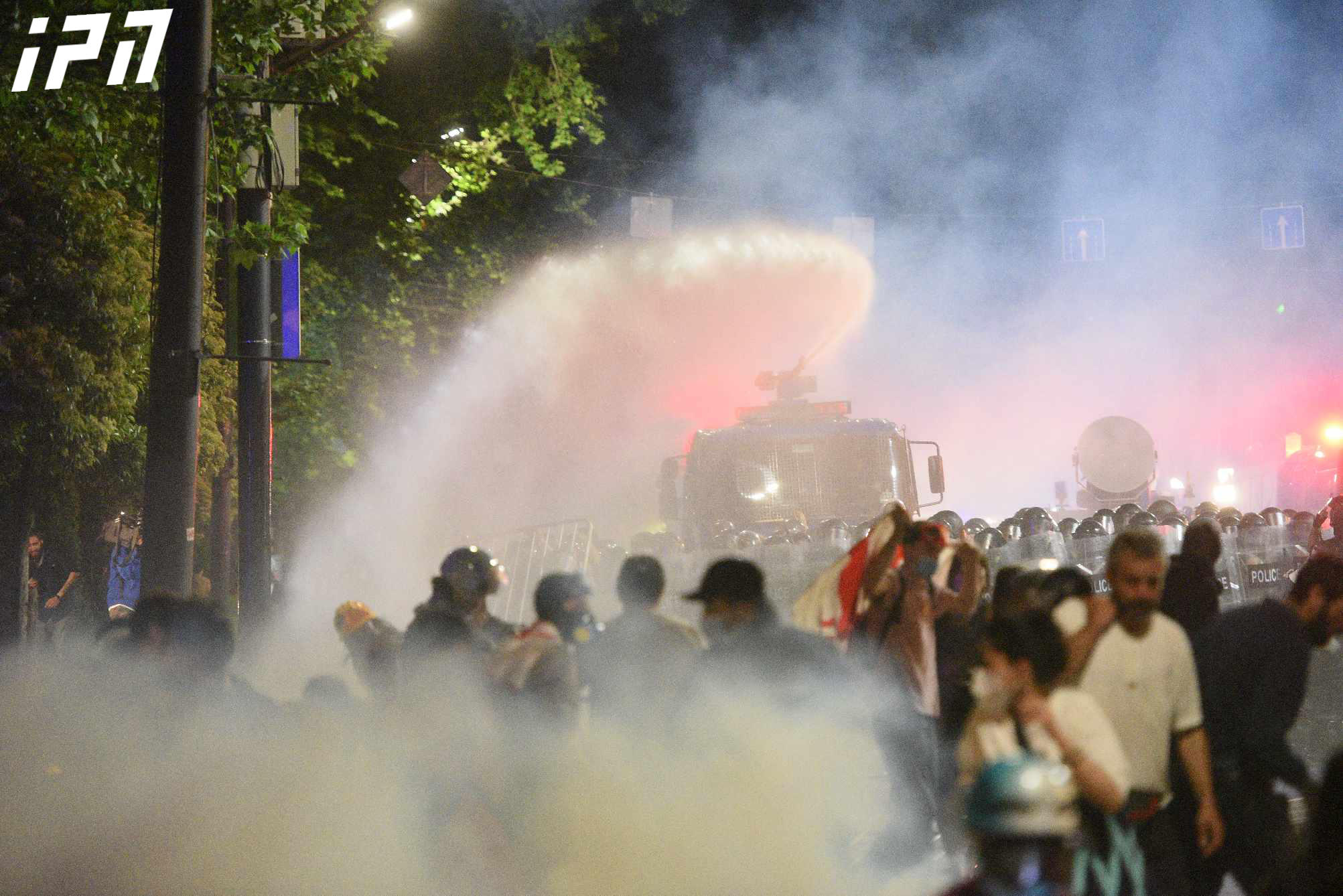 რუსთაველის გამზირზე, მომიტინგეების წინააღმდეგ წყლის ჭავლს იყენებენ