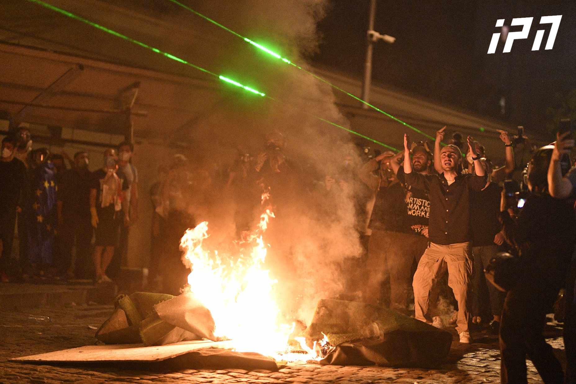 ჩიტაძის ქუჩაზე აქციის მონაწილეებმა ხის ბარიკადები მოხსნეს და ცეცხლი წაუკიდეს