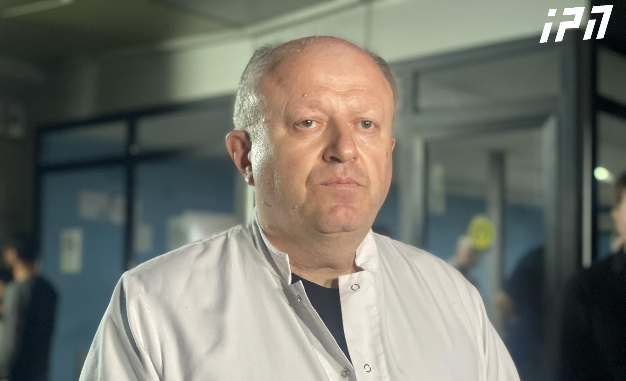 ინგოროყვას კლინიკის დირექტორი - ლევან ხაბეიშვილს აღენიშნება ცხვირის ძვლების მოტეხილობა - თვალის მთლიანობა დარღვეული არ არის, თუმცა საჭიროებს ოფთალმოლოგის კონსულტაციას, პირველი რიგის ამოცანა ძვლების მთლიანობის აღდგენაა