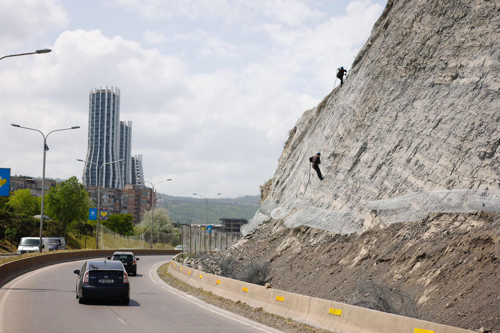 თბილისის მერი ჭაბუა ამირეჯიბის გზატკეცილზე კლდოვანი ფერდის გამაგრების სამუშაოებს გაეცნო