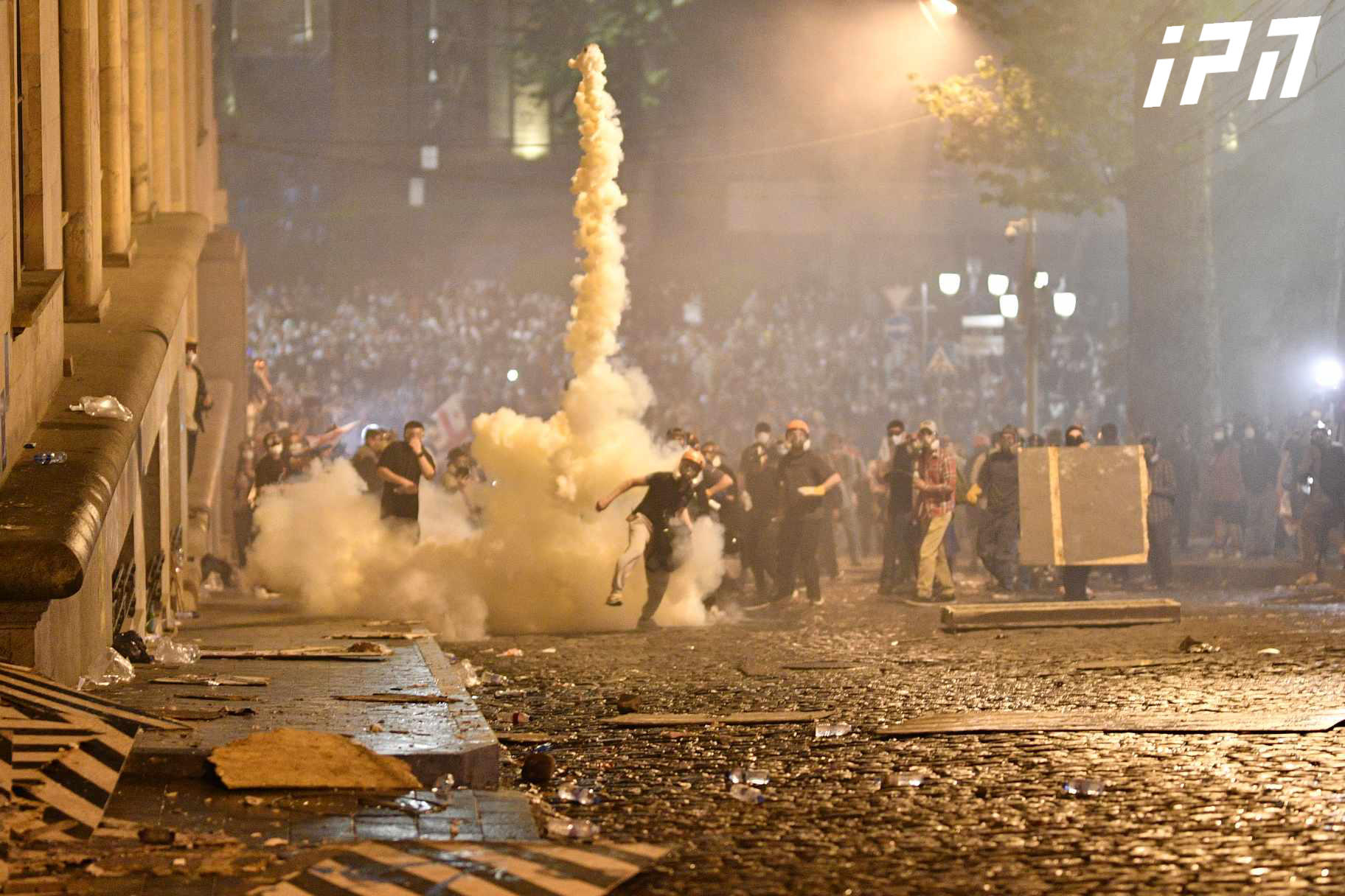 ჩიტაძის ქუჩაზე აქციის მონაწილეების მისამართით ცრემლსადენ გაზს და წყლის ჭავლს კვლავ იყენებენ