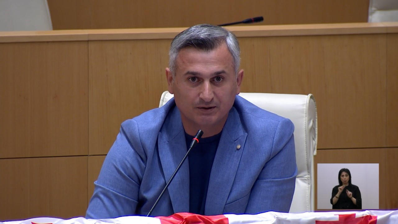 დავით კირკიტაძე პაპუაშვილს - გუშინ, ჩემს კოლეგას შეახსენეთ, 2011 წლის 26 მაისის აქციის დარბევის შემდეგ, სახელმწიფო ჯილდო როგორ მიიღო - გუშინდელი დარბევის შემდეგ, ადეკვატურია მეოთხე მუხლის „გ“ ქვეპუნქტზე ვისაუბროთ?!