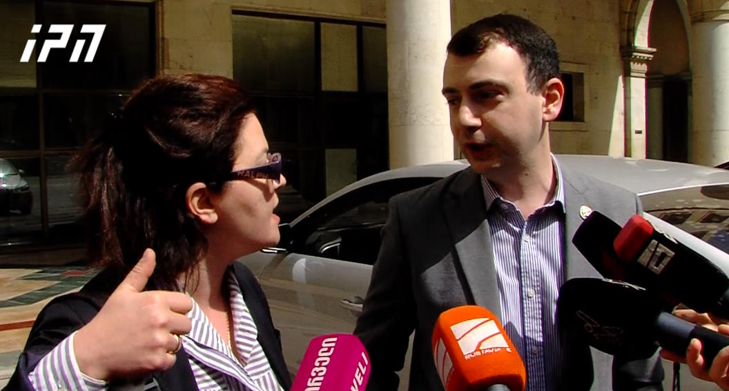 პარლამენტის ეზოში „ქართული ოცნების“ წევრ გიორგი ჩაკვეტაძესა და ოპოზიციონერ დეპუტატს ანა ნაცვლიშვილს შორის სიტყვიერი დაპირისპირება მოხდა