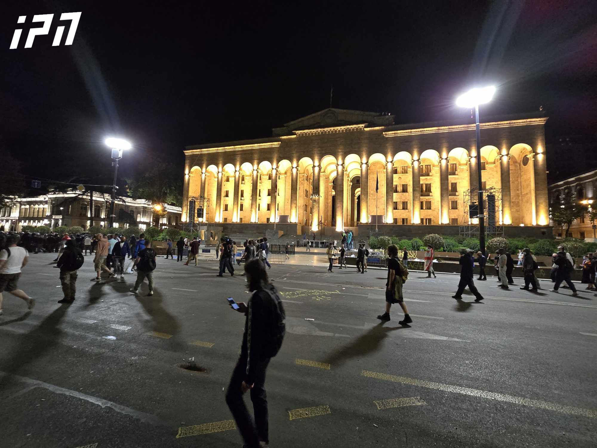 სპეცდანიშნულების რაზმმა და სხვა საპოლიციო დანაყოფებმა პარლამენტის ტერიტორია დატოვა