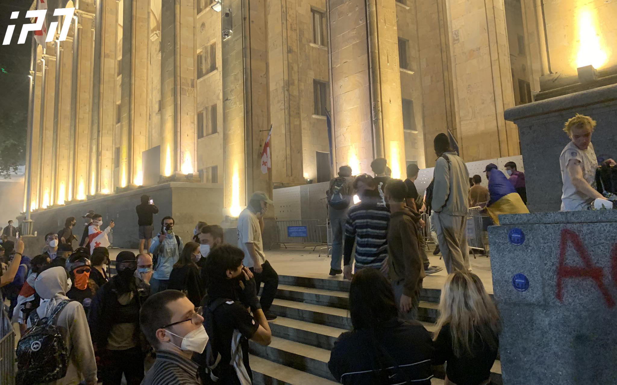 აქციის მონაწილეებმა პარლამენტის შენობასთან პოლიციის ბარიკადები მოარღვიეს