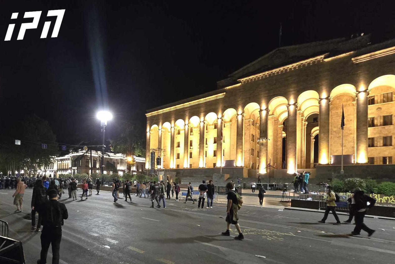 პარლამენტის მიმდებარე ტერიტორია პოლიციამაც დატოვა