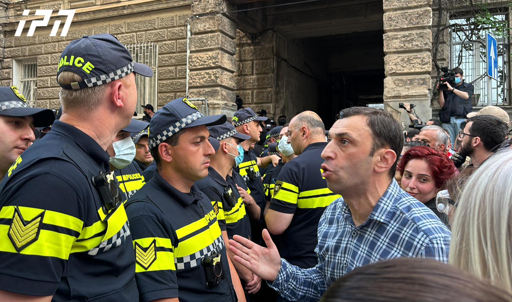 პარლამენტის შენობის უკანა შესასვლელთან შეკრებილ აქციის მონაწილეებსა და პოლიციას შორის შეხლა-შემოხლაა