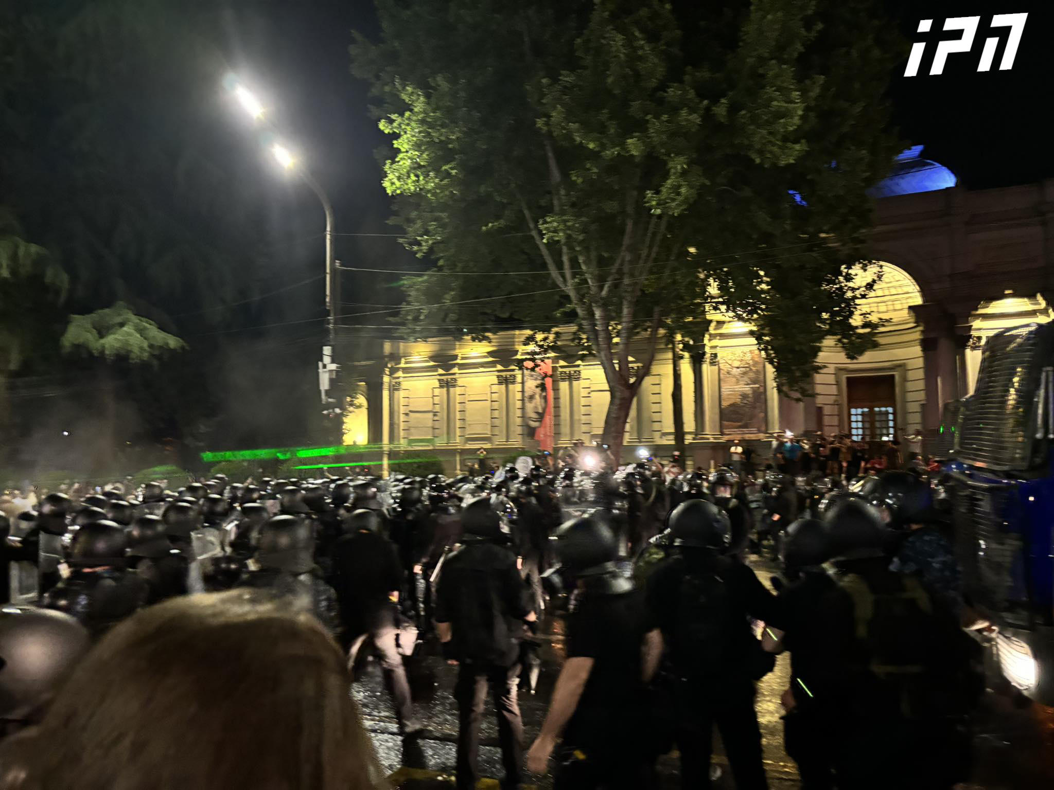პარლამენტის მიმდებარედ აქციაზე კვლავ დაძაბული ვითარებაა - სამართალდამცველებმა აქციის რამდენიმე მონაწილე დააკავეს