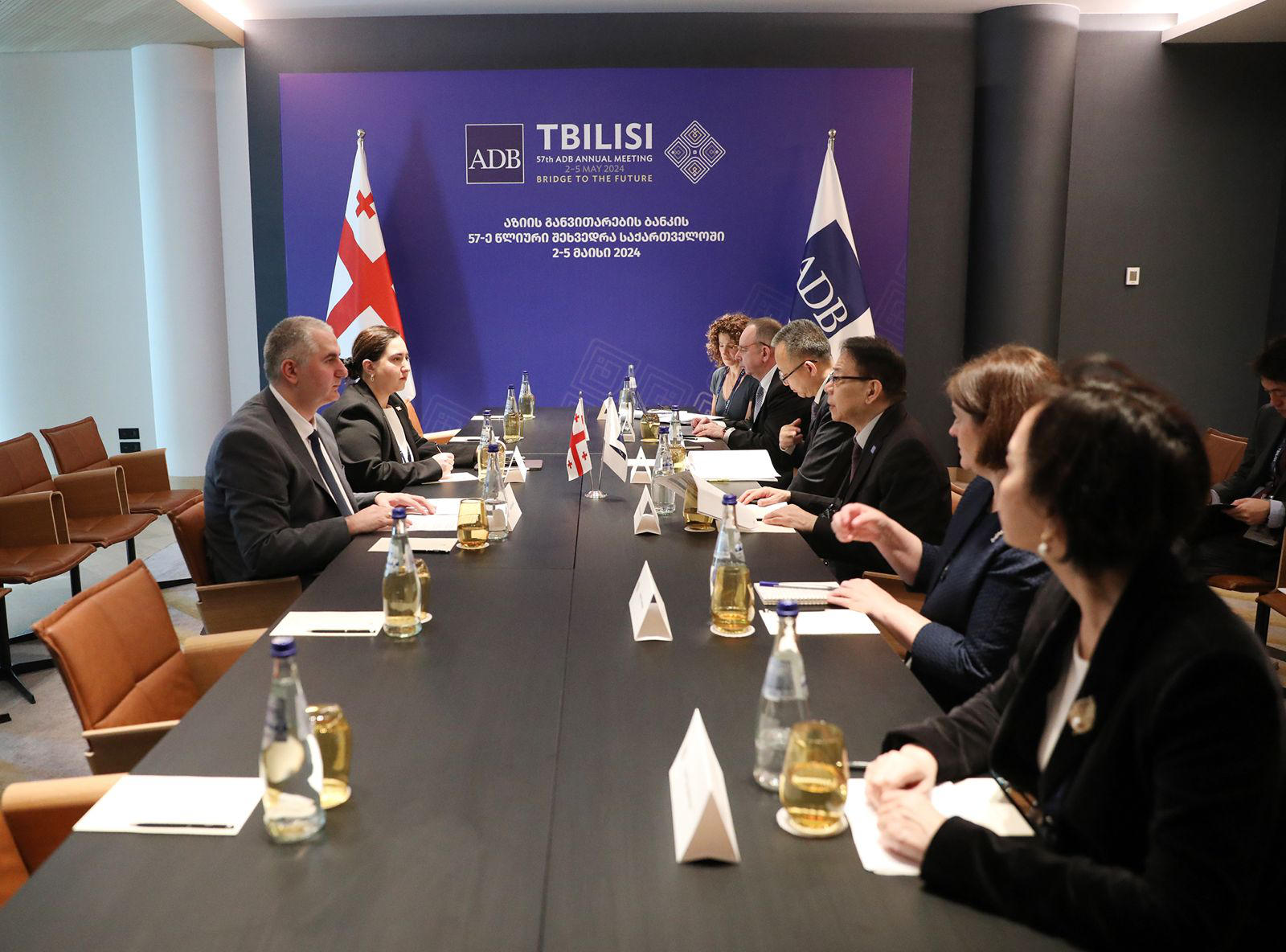 ფინანსთა მინისტრი ლაშა ხუციშვილი აზიის განვითარების ბანკის პრეზიდენტს შეხვდა