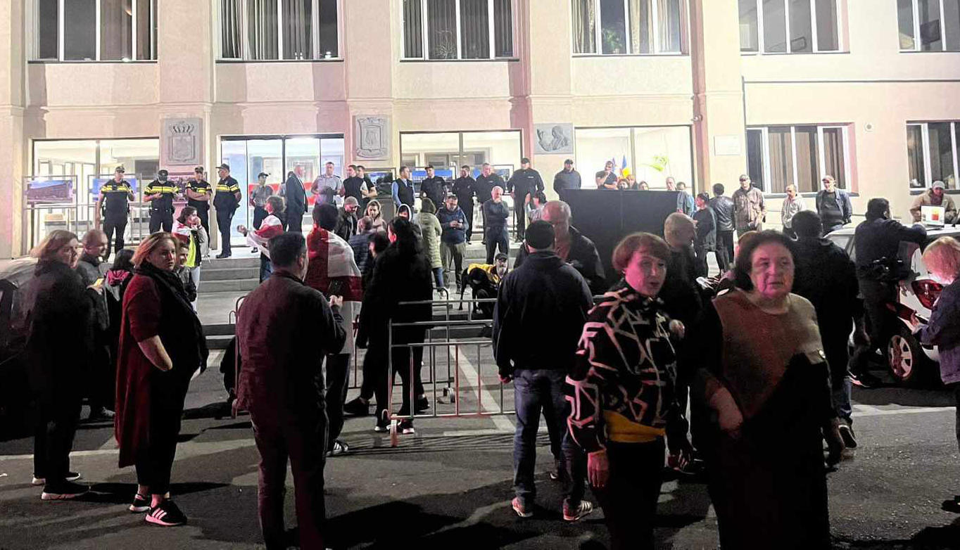 გვიან ღამით, ზუგდიდის მერიის წინ საპროტესტო აქციაზე მომხდარი დაპირისპირების დროს, სამართალდამცავებმა ორი პირი დააკავეს