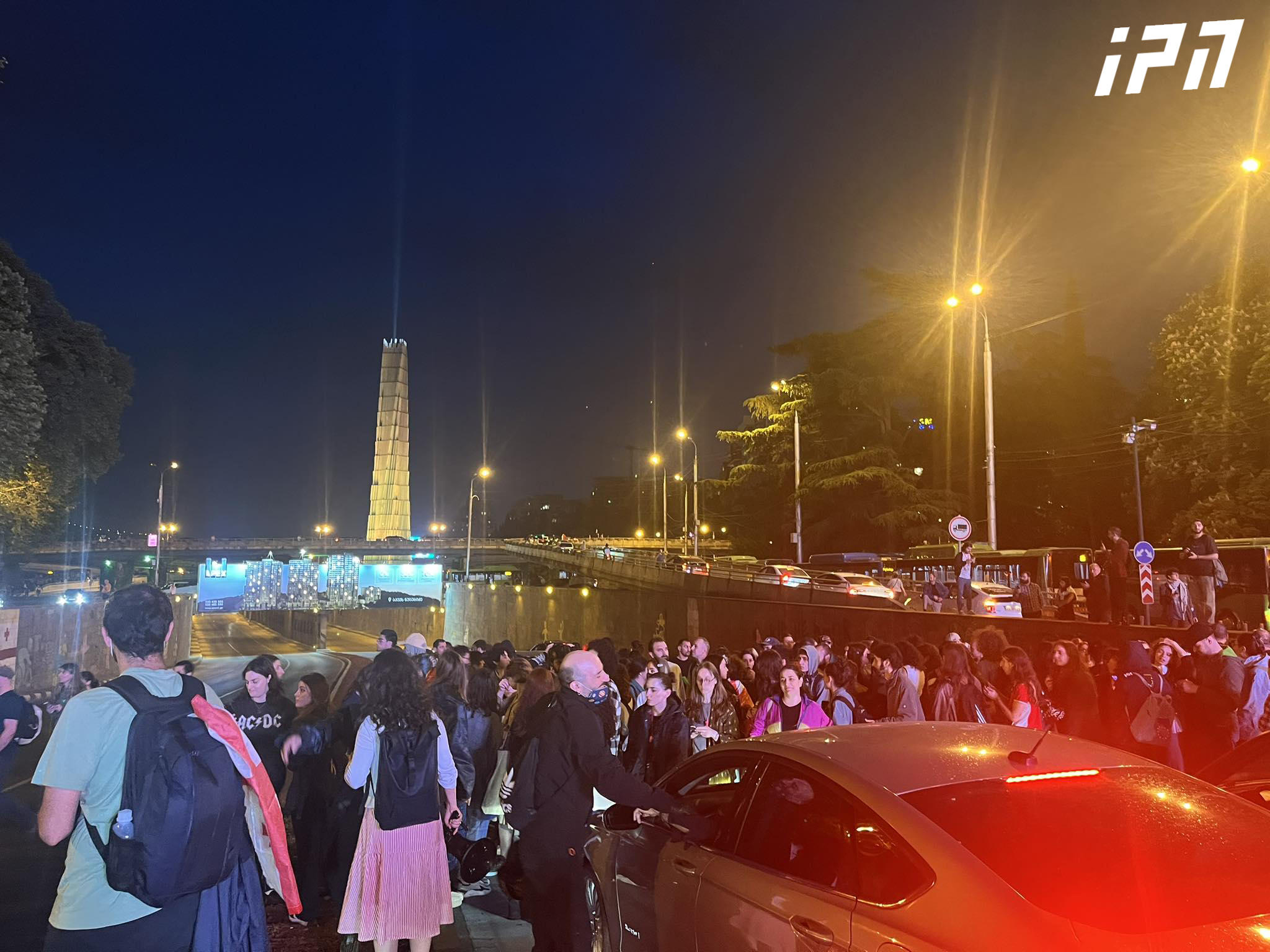 სამართალდამცველებმა გმირთა მოედანზე, ვარაზისხევისკენ ასასვლელი გზა გახსნეს