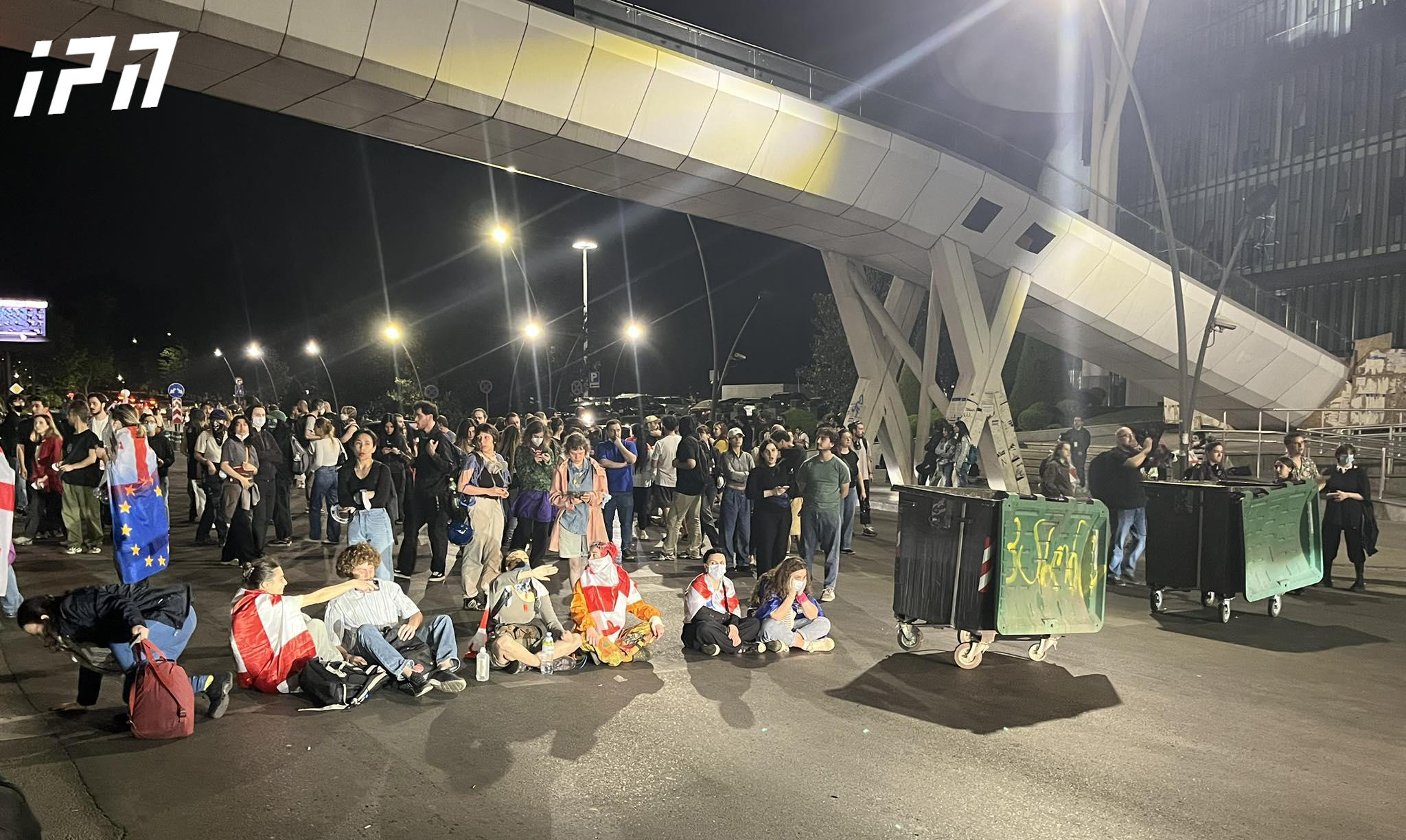 აქციის მონაწილეთა ნაწილი იუსტიციის სახლთან მივიდა, სადაც გზა სკუტერებით და ნაგვის ურნებით გადაკეტეს