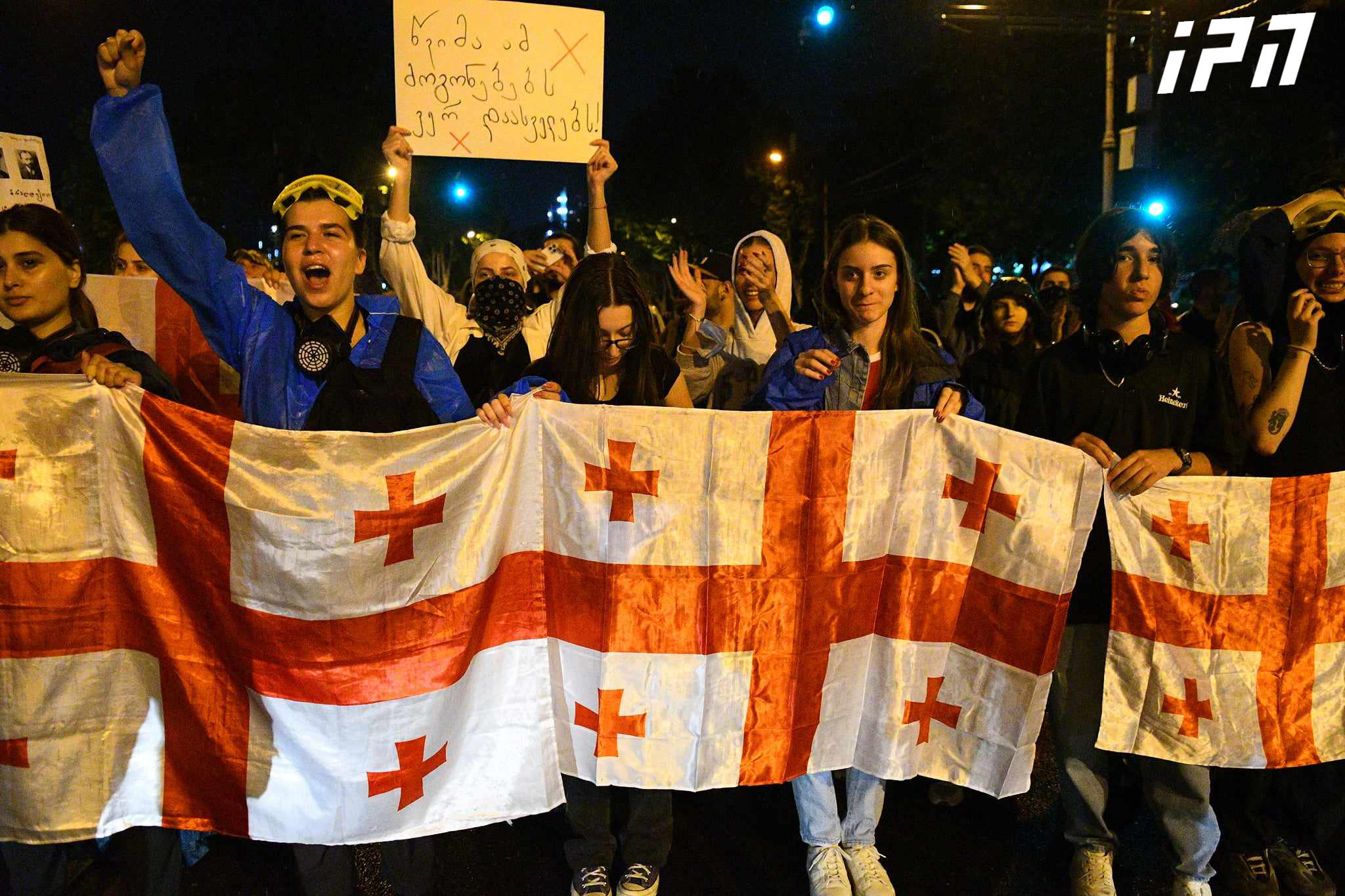 აქციის მონაწილეთა ნაწილი თბილისის მერიასთან მივიდა