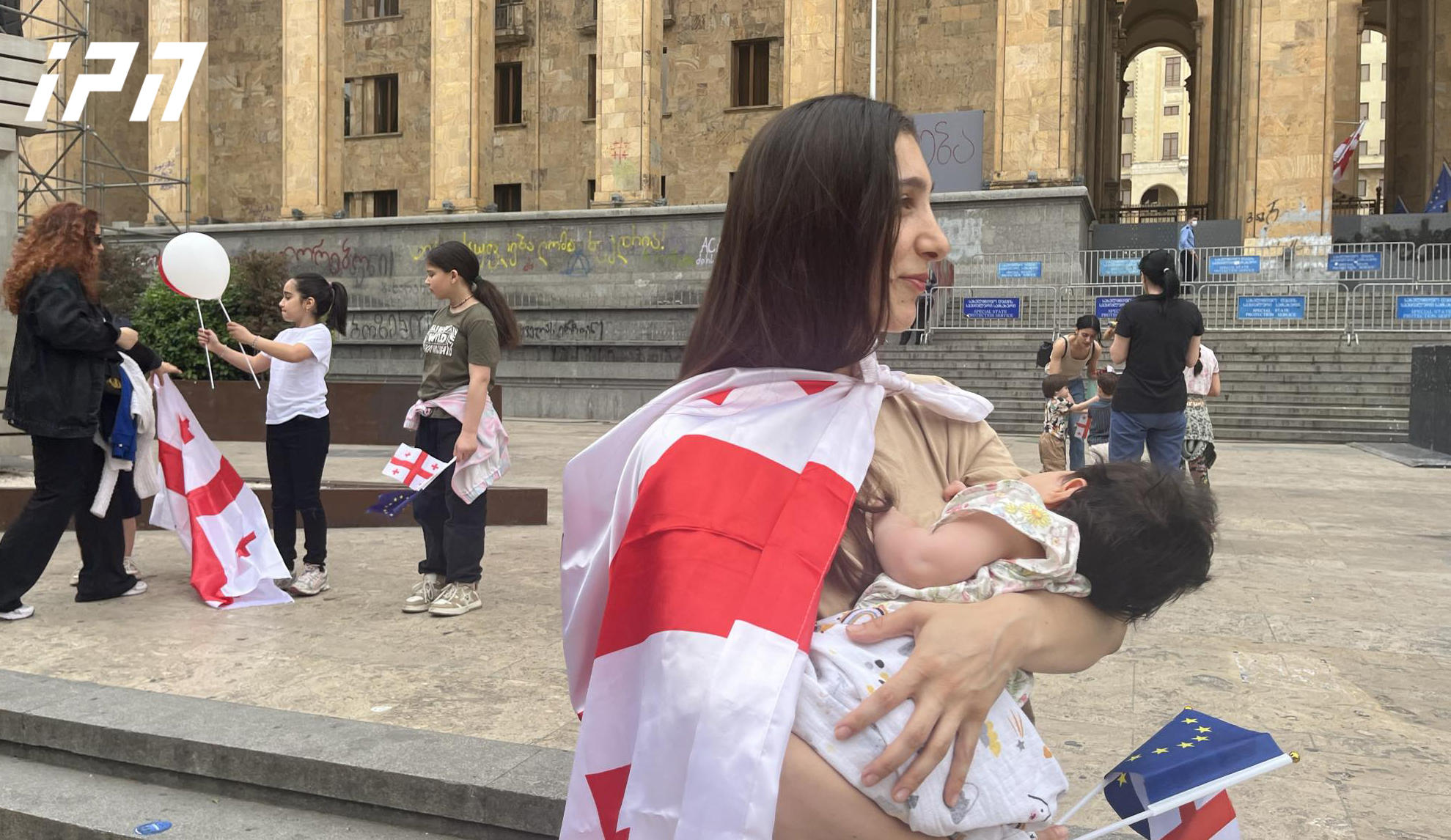 „დედები შვილების ევროპული მომავლისთვის“ - ამ ლოზუნგით პარლამენტის წინ აქცია მიმდინარეობს