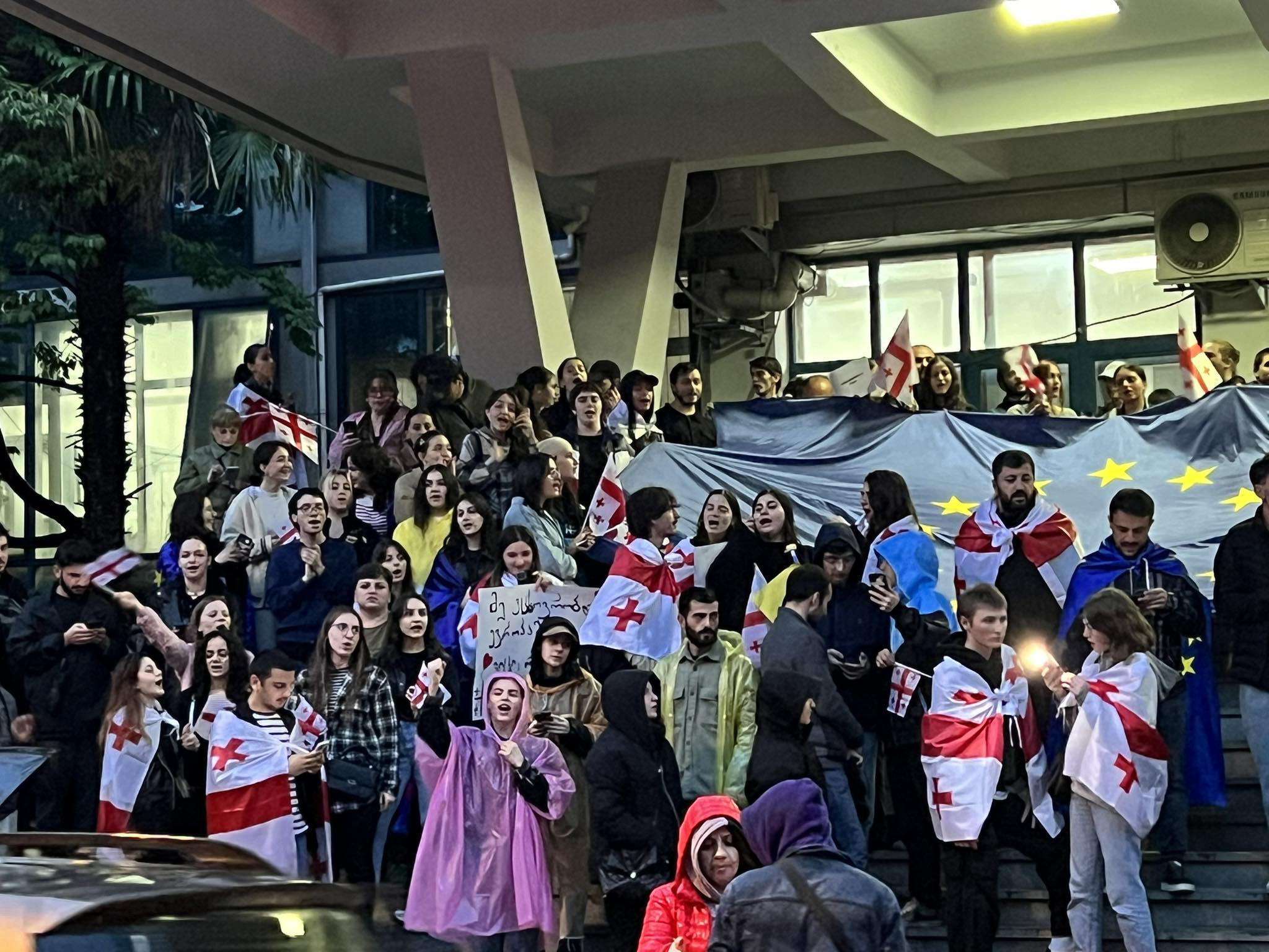 ბათუმში სტუდენტები “უცხოური გავლენის გამჭვირვალობის შესახებ” კანონპროექტის წინააღმდეგ აქციას მართავენ