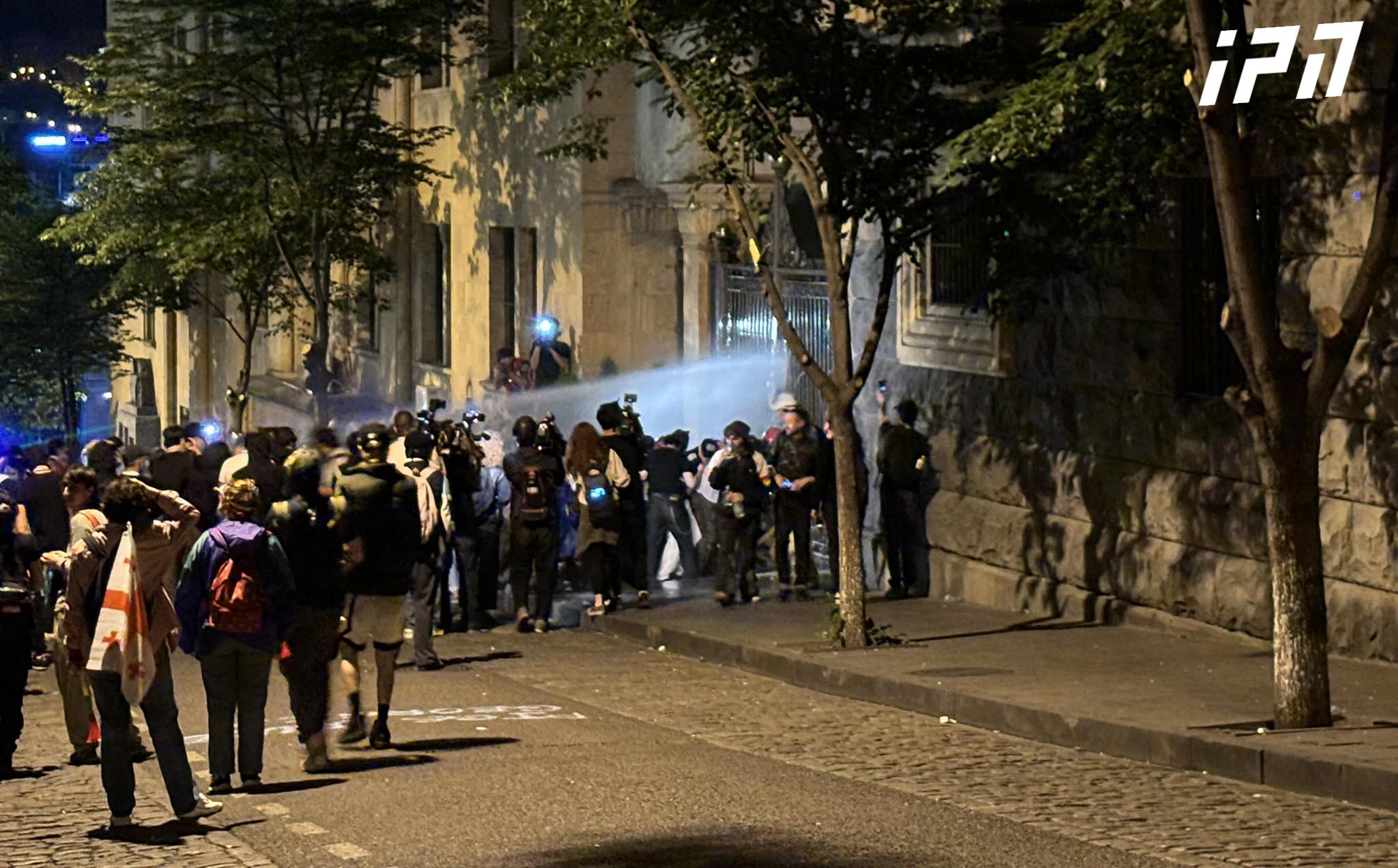 ჭიჭინაძის ქუჩაზე აქციის მონაწილეების წინააღმდეგ წყლის ჭავლი კვლავ გამოიყენეს