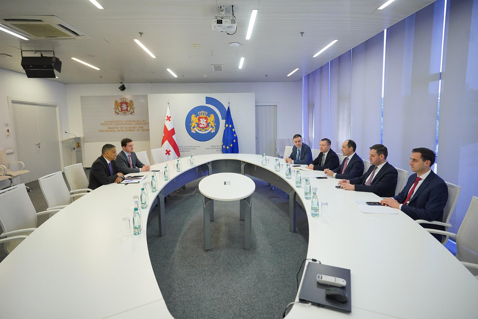 ლევან დავითაშვილი მსოფლიო ბანკის აღმასრულებელ დირექტორს იუჯინ რუგენაათს შეხვდა