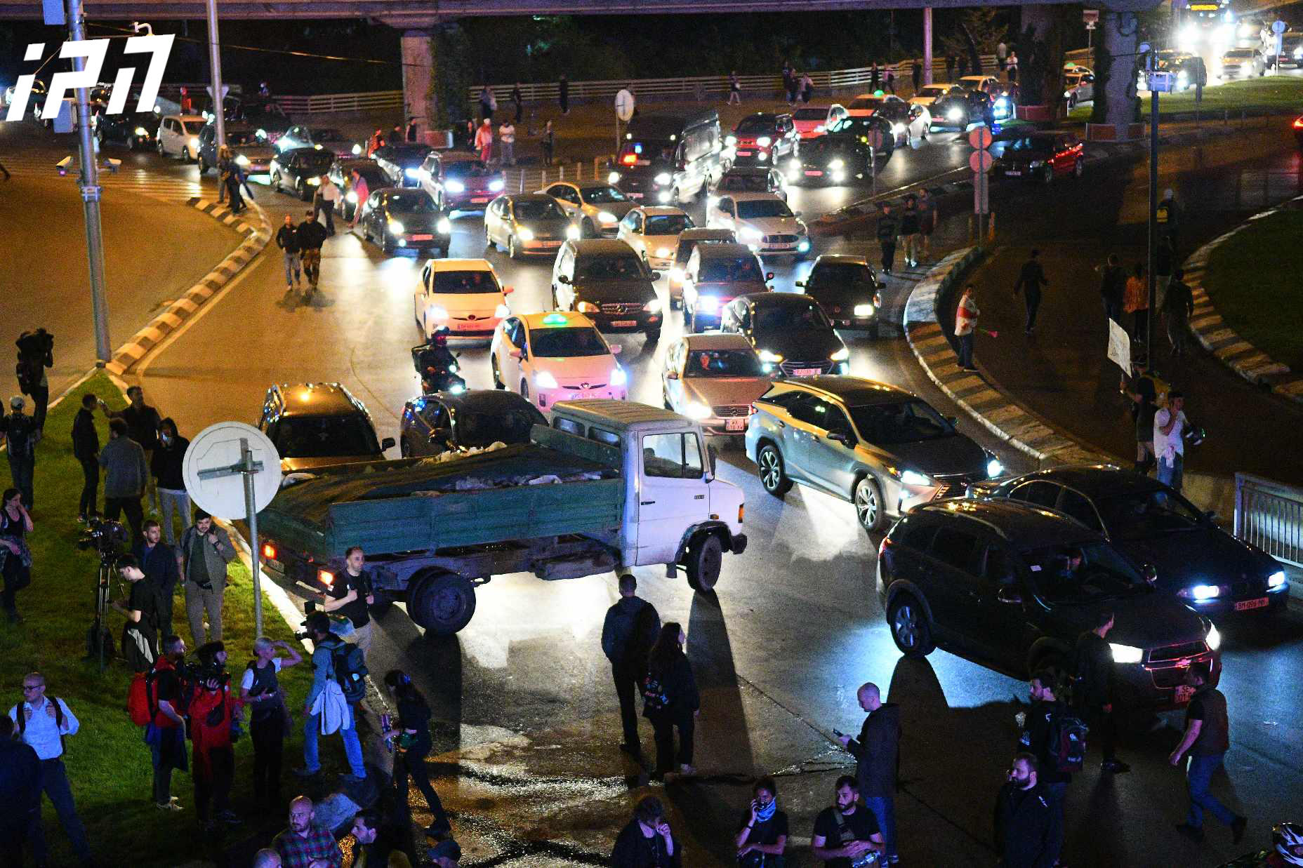 პარლამენტთან მიმდინარე აქციის მონაწილეთა ნაწილმა გმირთა მოედანზე გადაინაცვლა